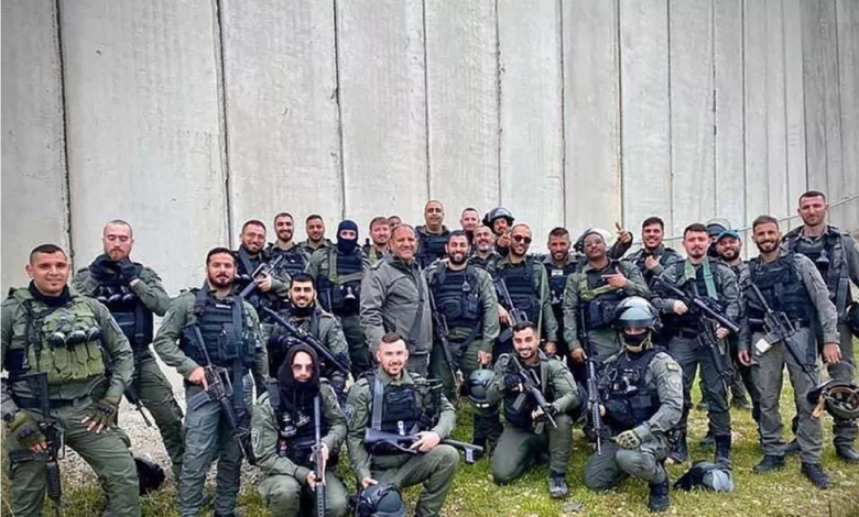 Pedro and his companions on the wall that separates the Gaza Strip.