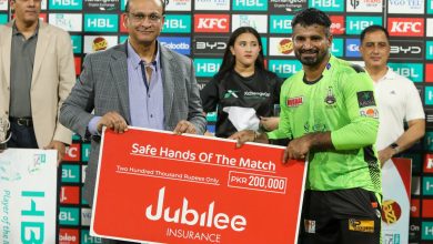 “Munawar Khalil, Group Head Direct Sales & Alternative Distribution, Jubilee Life Insurance presenting the Safe Hands of the Match Award to Kusal Perera after the Eliminator 2 match between Islamabad United and Lahore Qalanders”